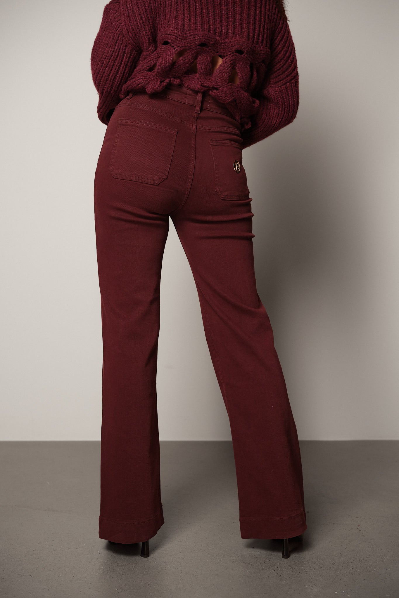 Wide-Legged Jeans with 70s inspired Pockets