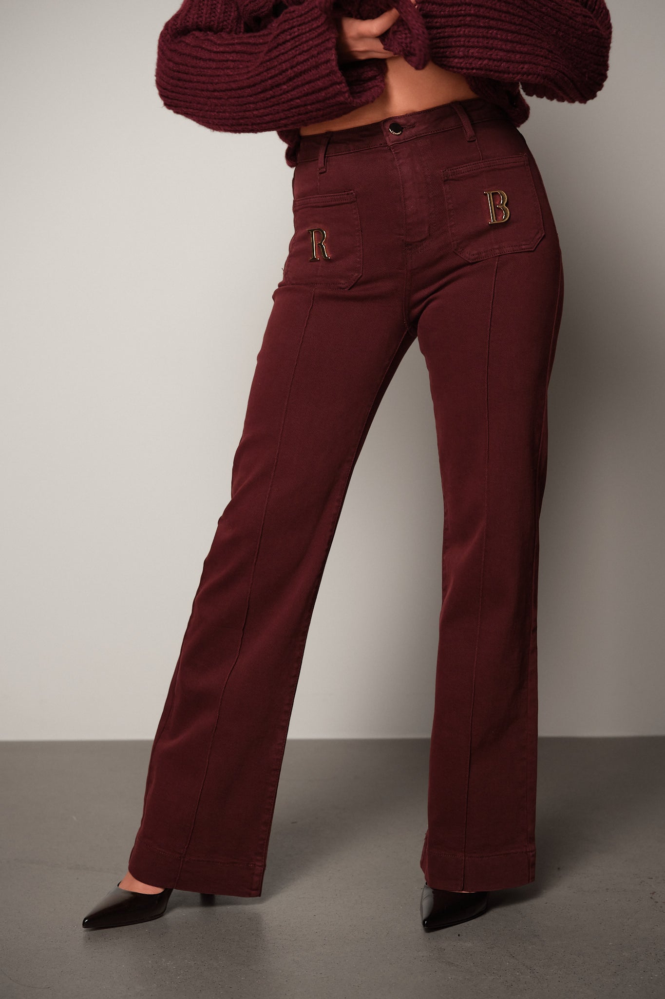 Wide-Legged Jeans with 70s inspired Pockets