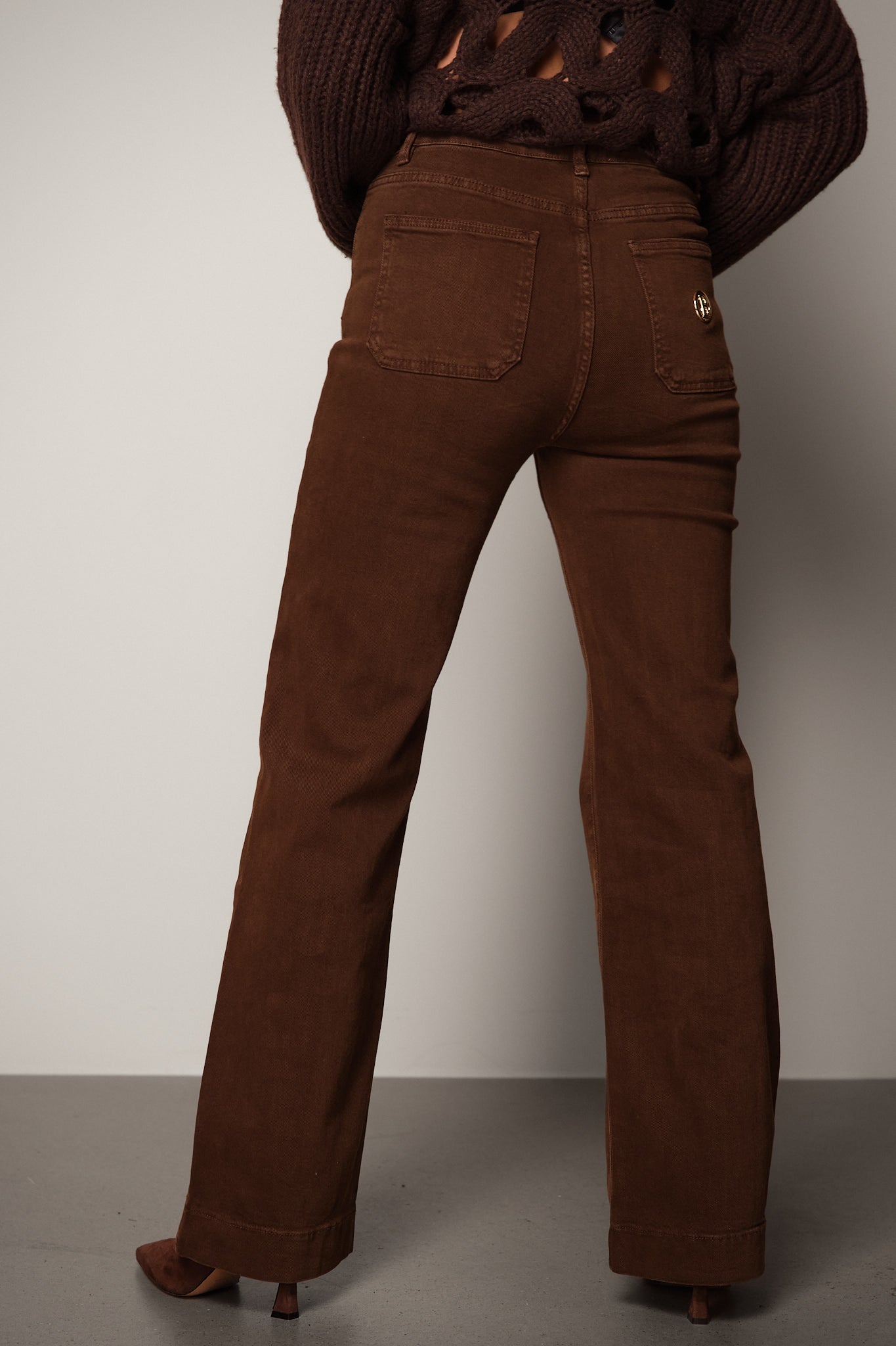 Wide-Legged Jeans with 70s inspired Pockets