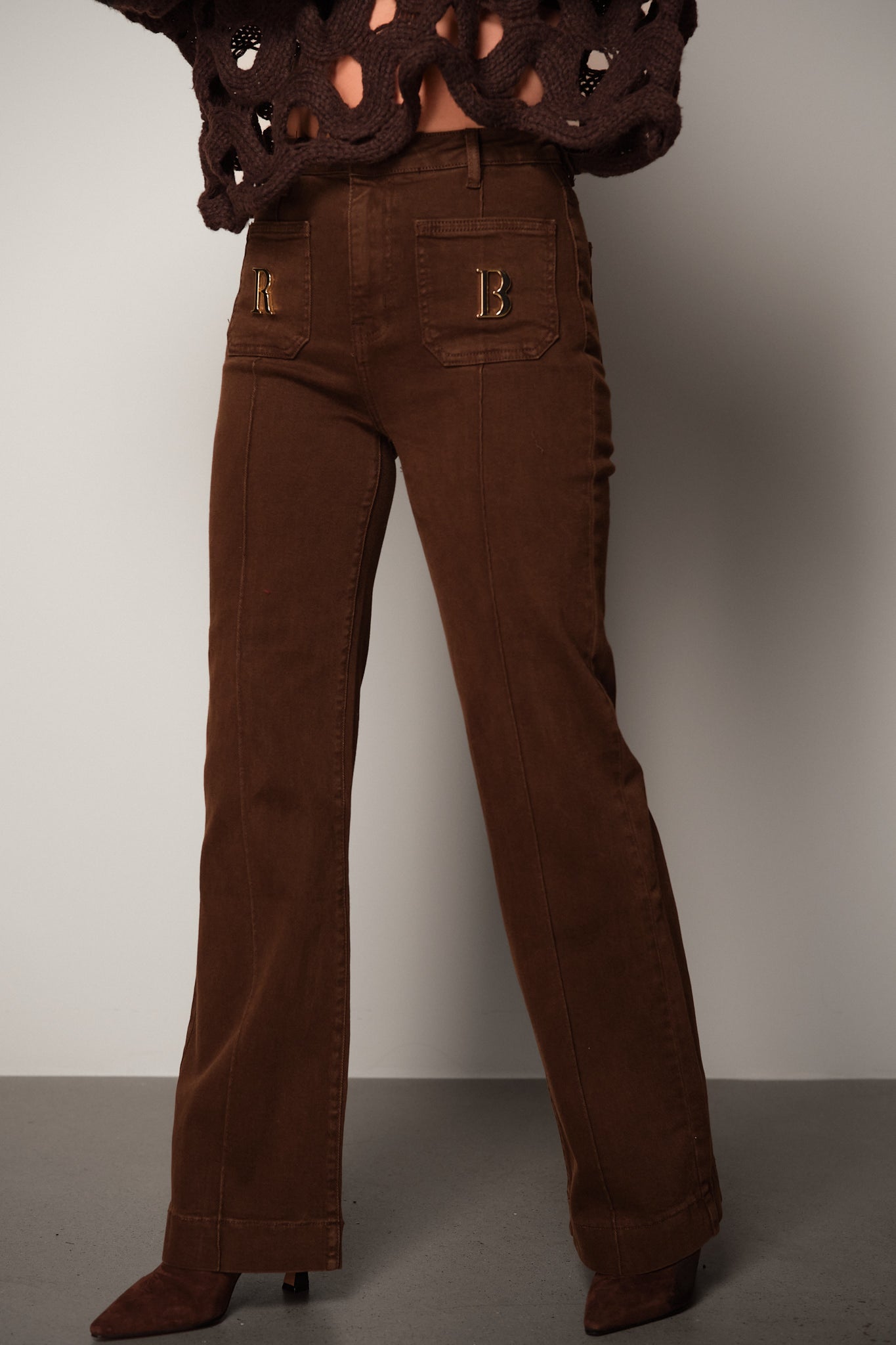 Wide-Legged Jeans with 70s inspired Pockets
