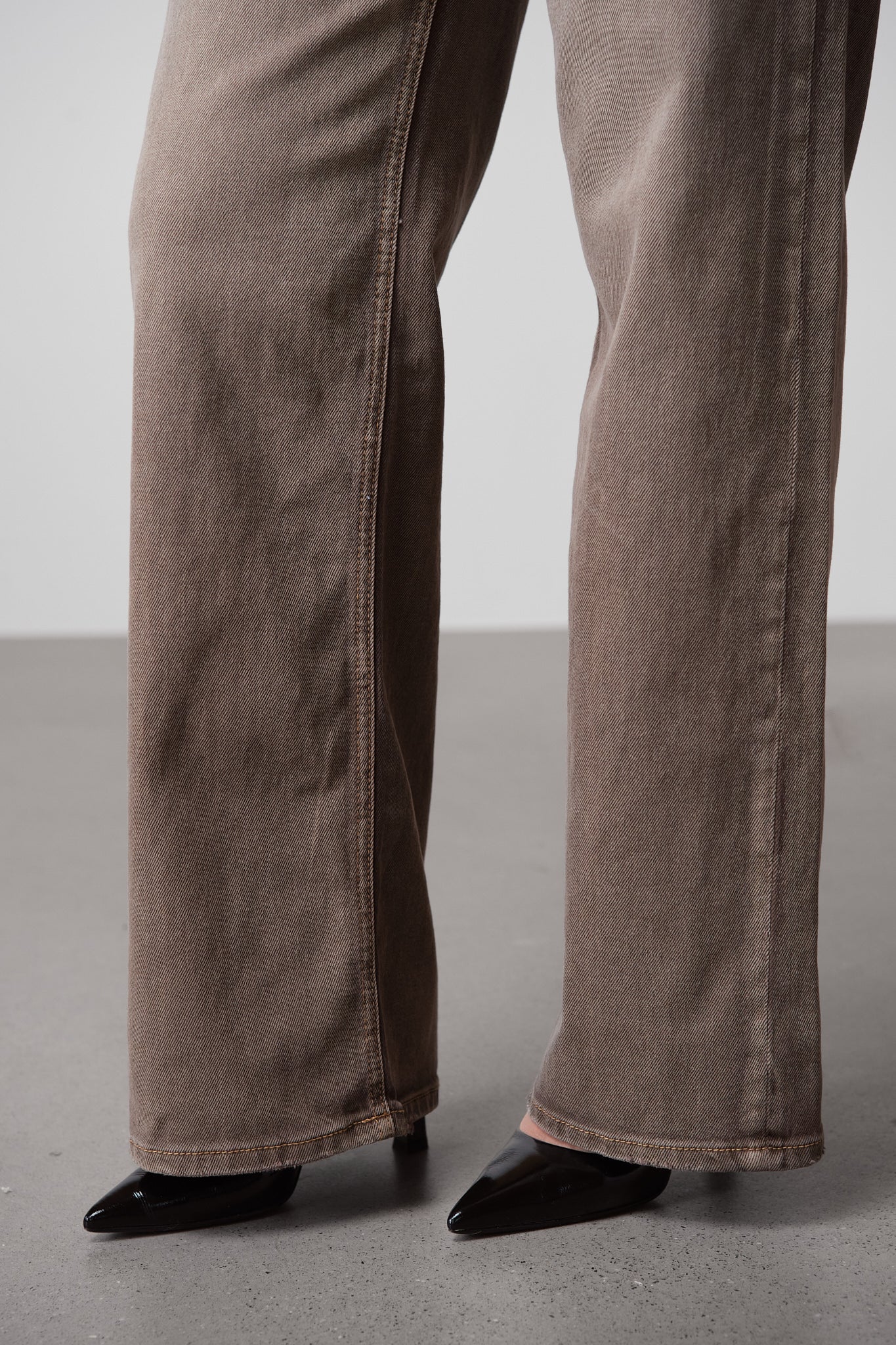 Vintage-Inspired Jeans With Detachable Tie