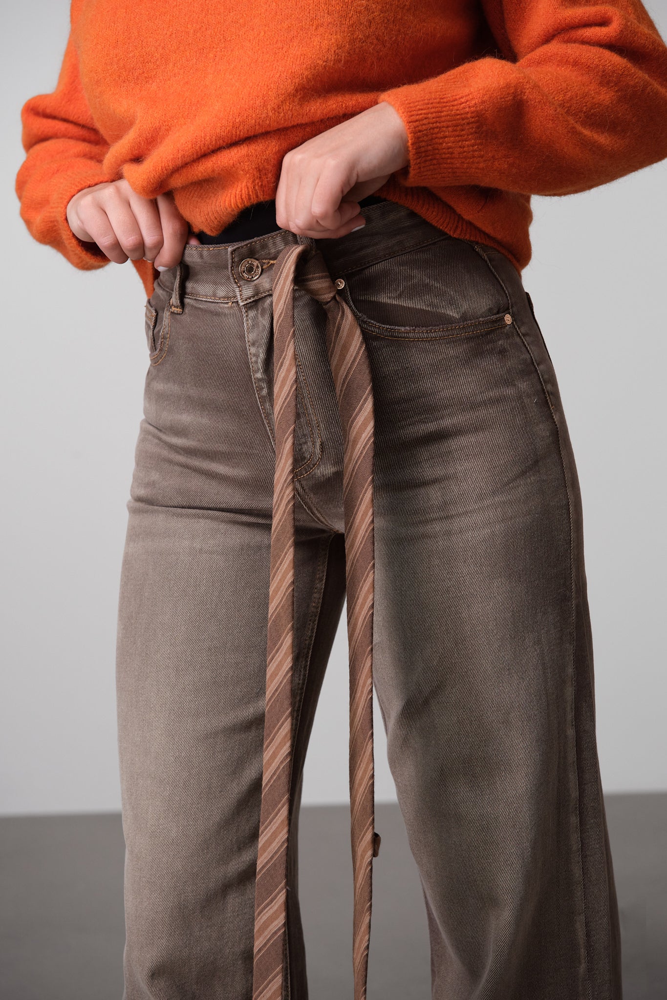 Vintage-Inspired Jeans With Detachable Tie